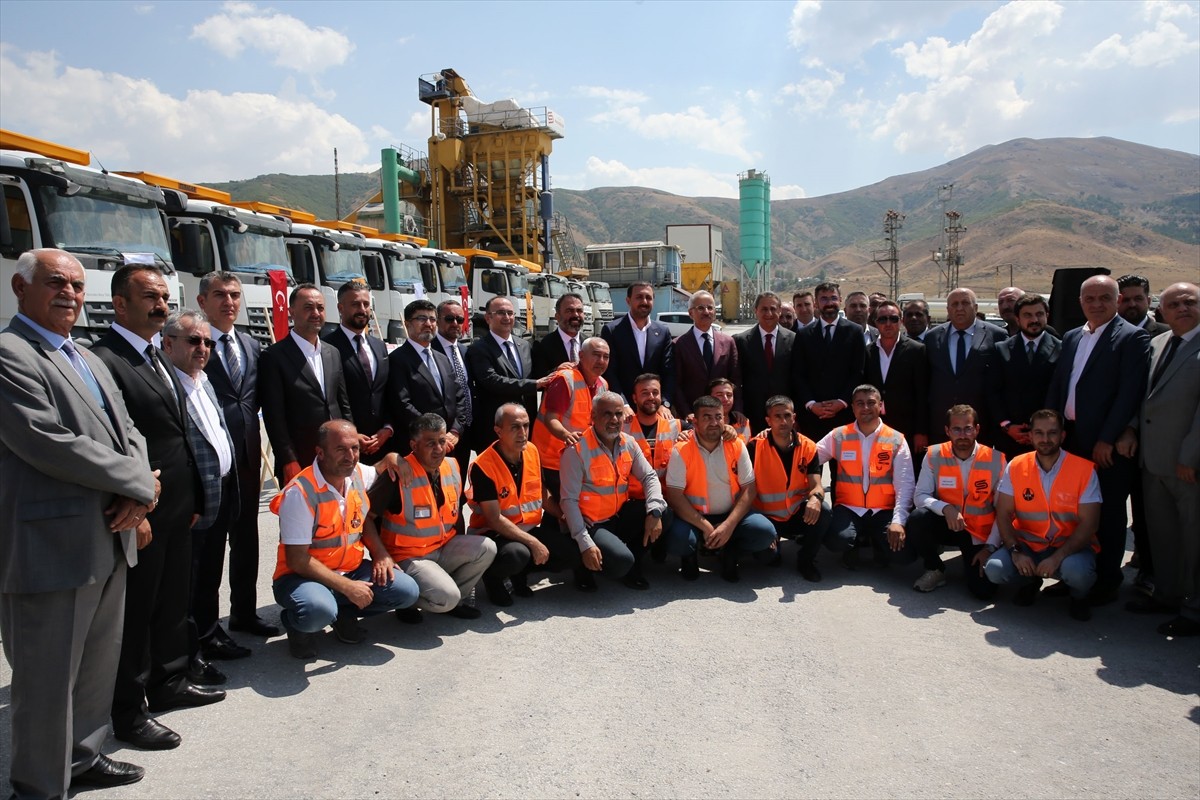 Ulaştırma ve Altyapı Bakanı Abdulkadir Uraloğlu (solda), Bitlis'in Tatvan ilçesinde çevre yolu...