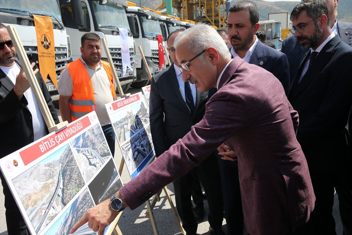 Ulaştırma ve Altyapı Bakanı Abdulkadir Uraloğlu (solda), Bitlis'in Tatvan ilçesinde çevre yolu...