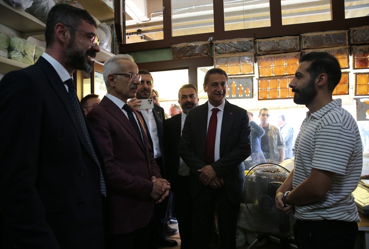 Ulaştırma ve Altyapı Bakanı Abdulkadir Uraloğlu (solda), Bitlis'in Tatvan ilçesinde çevre yolu...