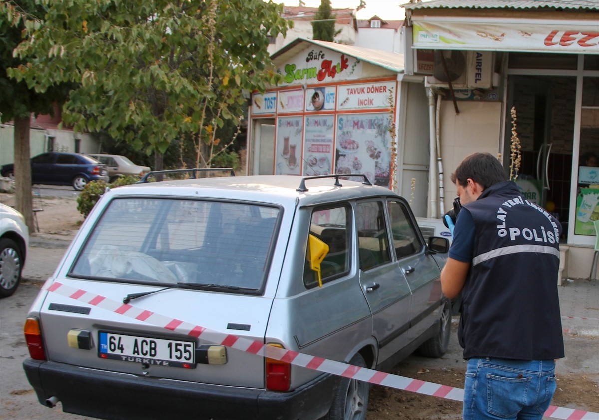 Uşak'ın Eşme ilçesinde iki aile arasında çıkan bıçaklı kavgada 5 kişi yaralandı. İhbar üzerine...