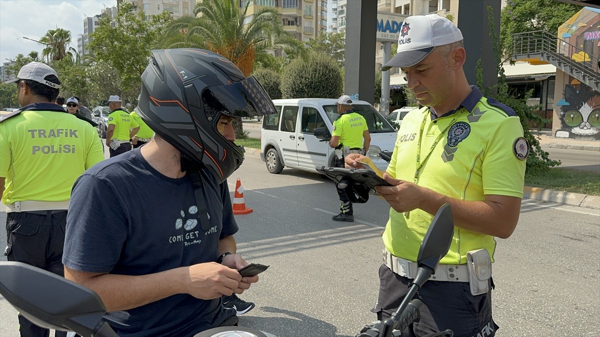 Adana'nın merkez Çukurova ilçesinde dronla gerçekleştirilen trafik denetiminde kural ihlali...