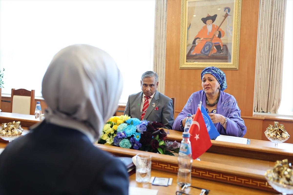 Aile ve Sosyal Hizmetler Bakanı Mahinur Özdemir Göktaş (solda), Moğolistan Cumhurbaşkanı...