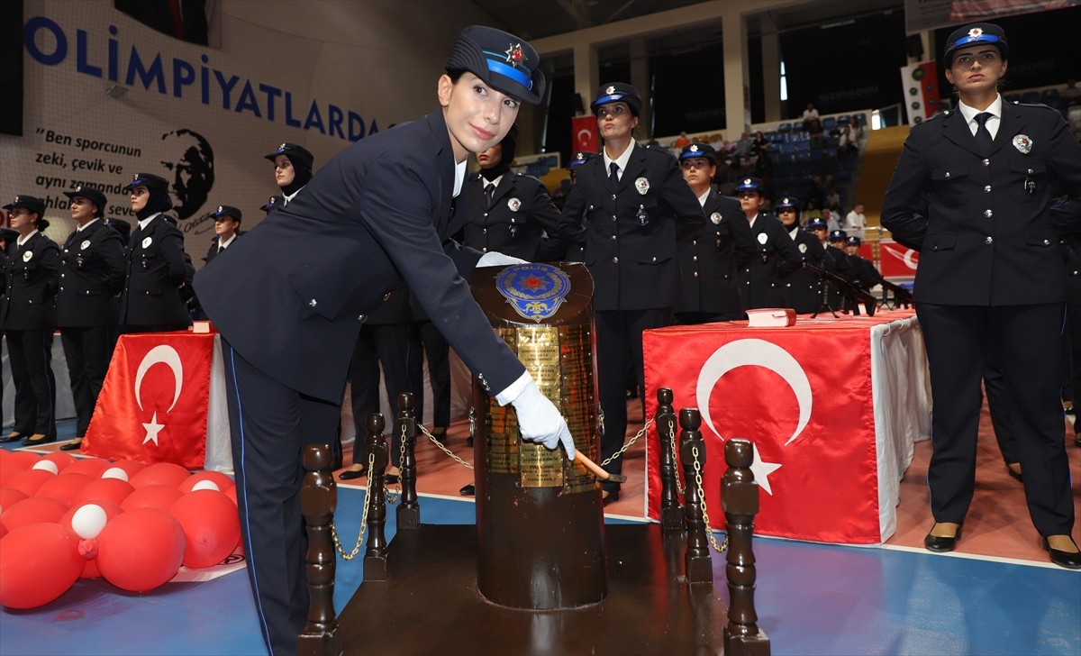 Aksaray Şehit Önder Güzel Polis Meslek Eğitim Merkezi'nde (POMEM) eğitimlerini tamamlayan 280...