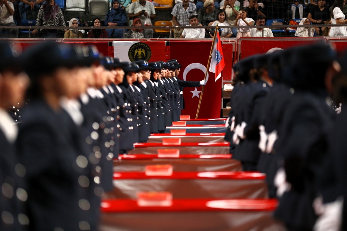 Aksaray Şehit Önder Güzel Polis Meslek Eğitim Merkezi'nde (POMEM) eğitimlerini tamamlayan 280...