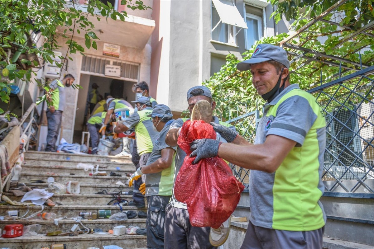 Antalya'nın Kepez ilçesinde bir apartmanda biriktirilen 6 kamyon atık belediye ekiplerince...