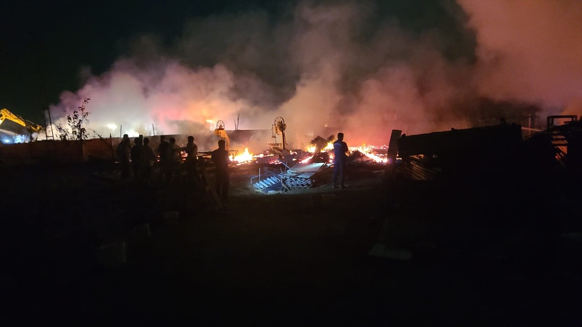 Balıkesir'de ahşap palet üretim ve onarımı yapılan atölyede çıkan yangın, itfaiye ekiplerince...