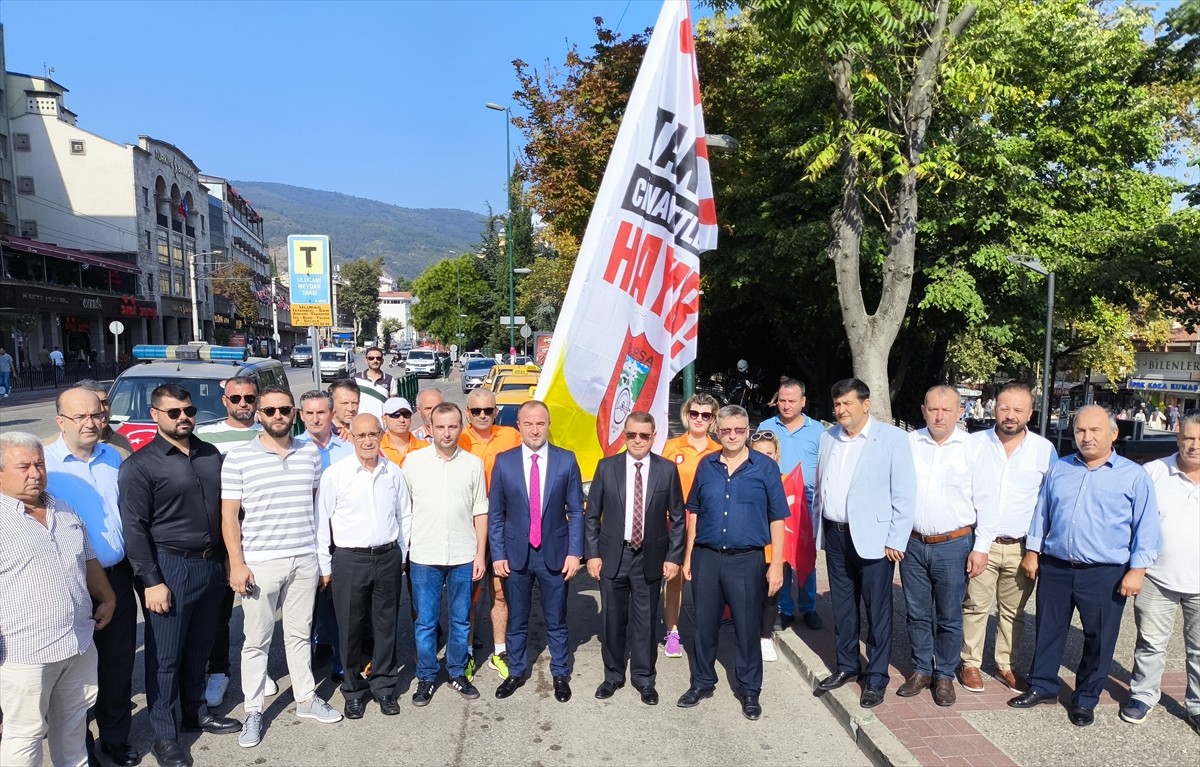 Bursa'da bir grup atlet, taksicilere yönelik şiddet eylemlerine karşı farkındalık oluşturmak...