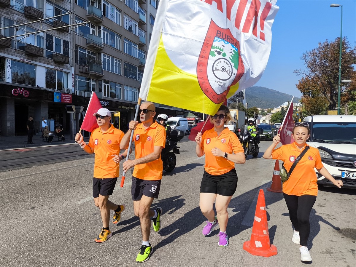 Bursa'da bir grup atlet, taksicilere yönelik şiddet eylemlerine karşı farkındalık oluşturmak...