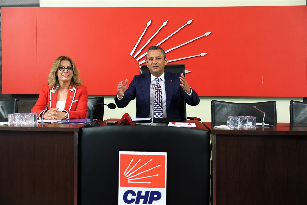 CHP Genel Başkanı Özgür Özel, CHP Kadın Kolları İl Başkanları toplantısında, kadın kolları...