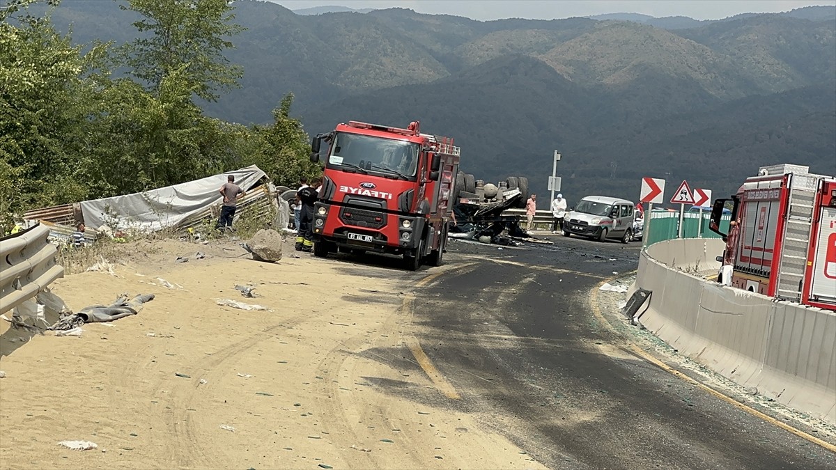 D-100 kara yolunun Düzce kesiminde tır ile otomobilin çarpışması sonucu 2 kişi hayatını kaybetti...