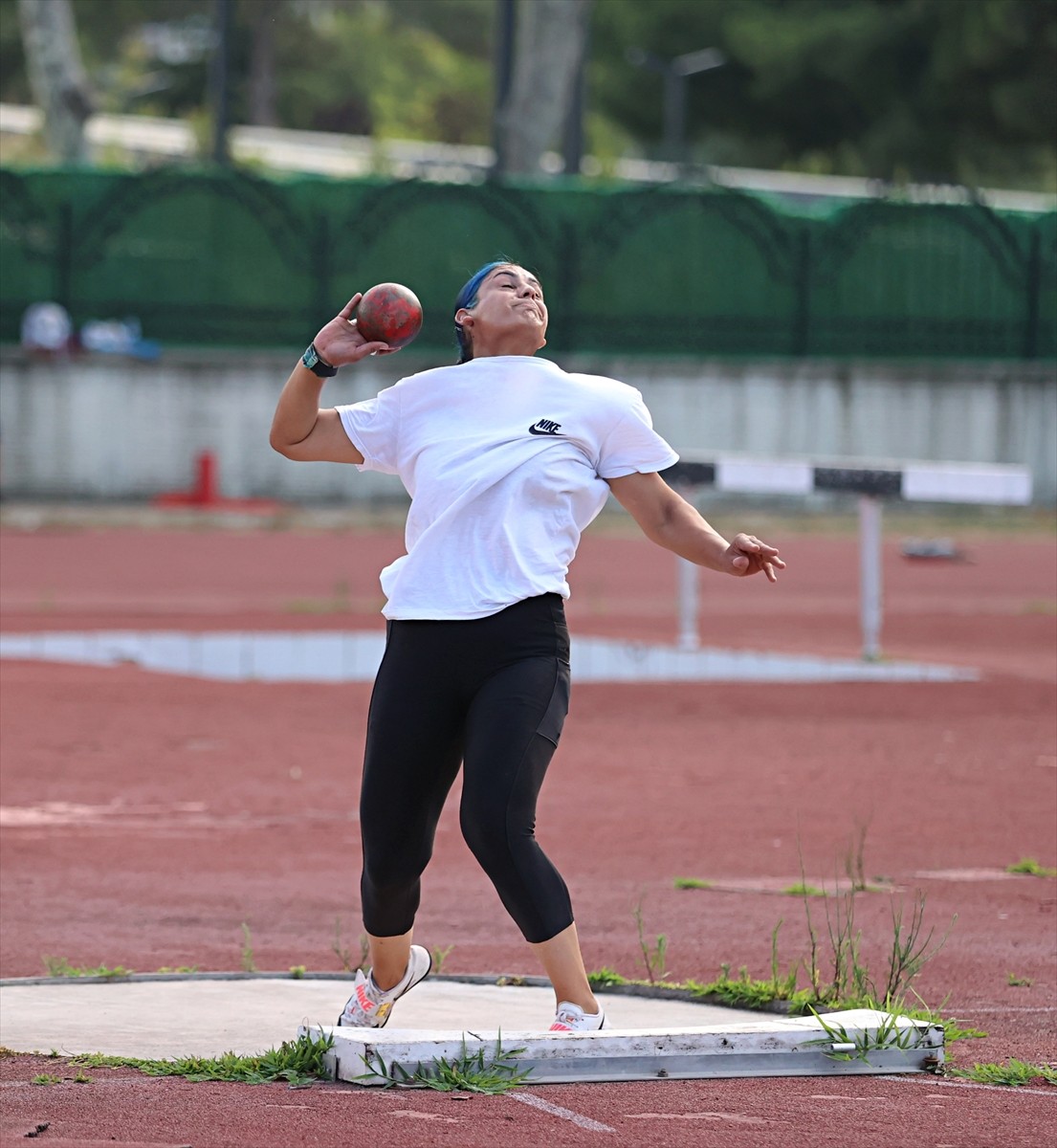 Fransa'da düzenlenecek Paris 2024 Paralimpik Oyunları'nda mücadele edecek sporculardan gülle...