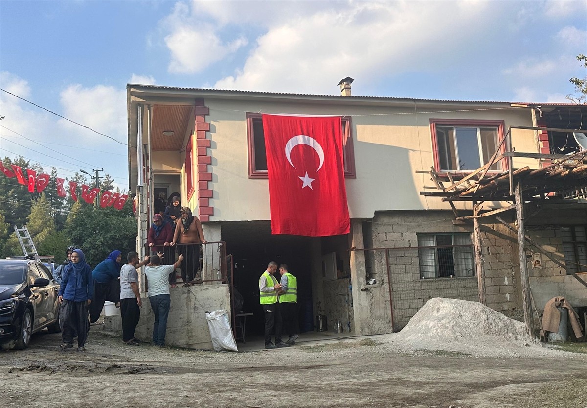 İstanbul'da, trafik denetimi sırasında otomobilin çarpması sonucu şehit olan Mustafa Peksoy'un...