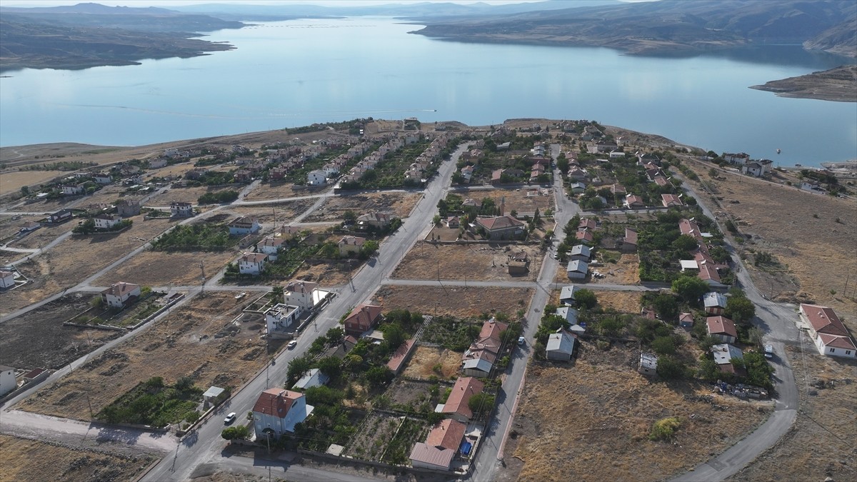 Kayseri'de Yamula Barajı'nın suları altında kalan Kuşçu beldesinden toplanan yaklaşık bin eşya, 80...