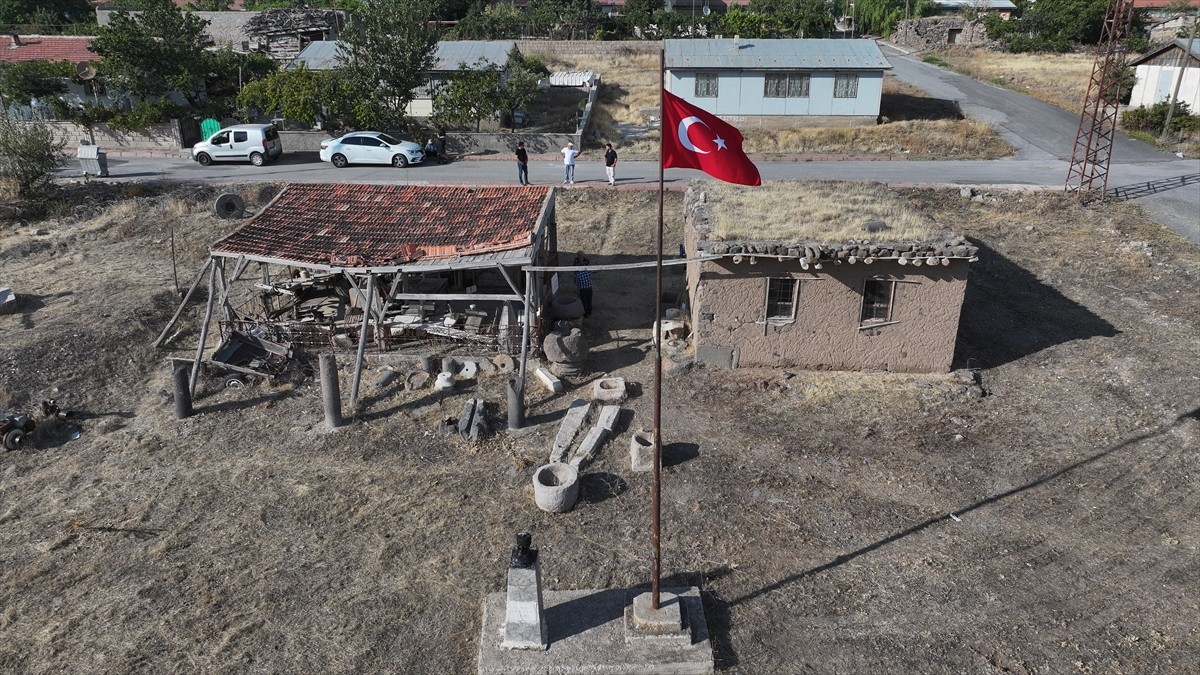 Kayseri'de Yamula Barajı'nın suları altında kalan Kuşçu beldesinden toplanan yaklaşık bin eşya, 80...