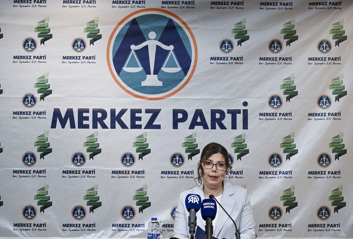 Merkez Parti Genel Başkanı Pelin Gündeş Bakır, olağanüstü kongrede parti genel başkanlığına...