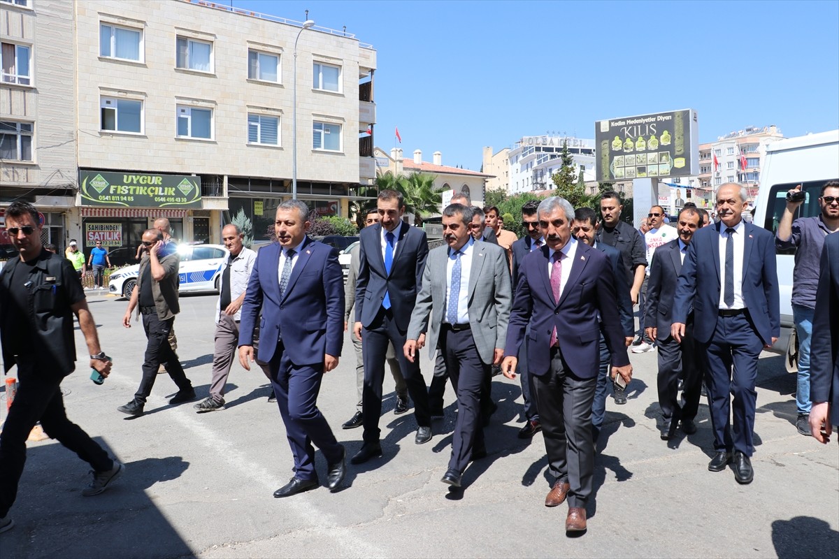 Milli Eğitim Bakanı Yusuf Tekin (sağ 2), çeşitli temaslarda bulunmak üzere geldiği Kilis'te...