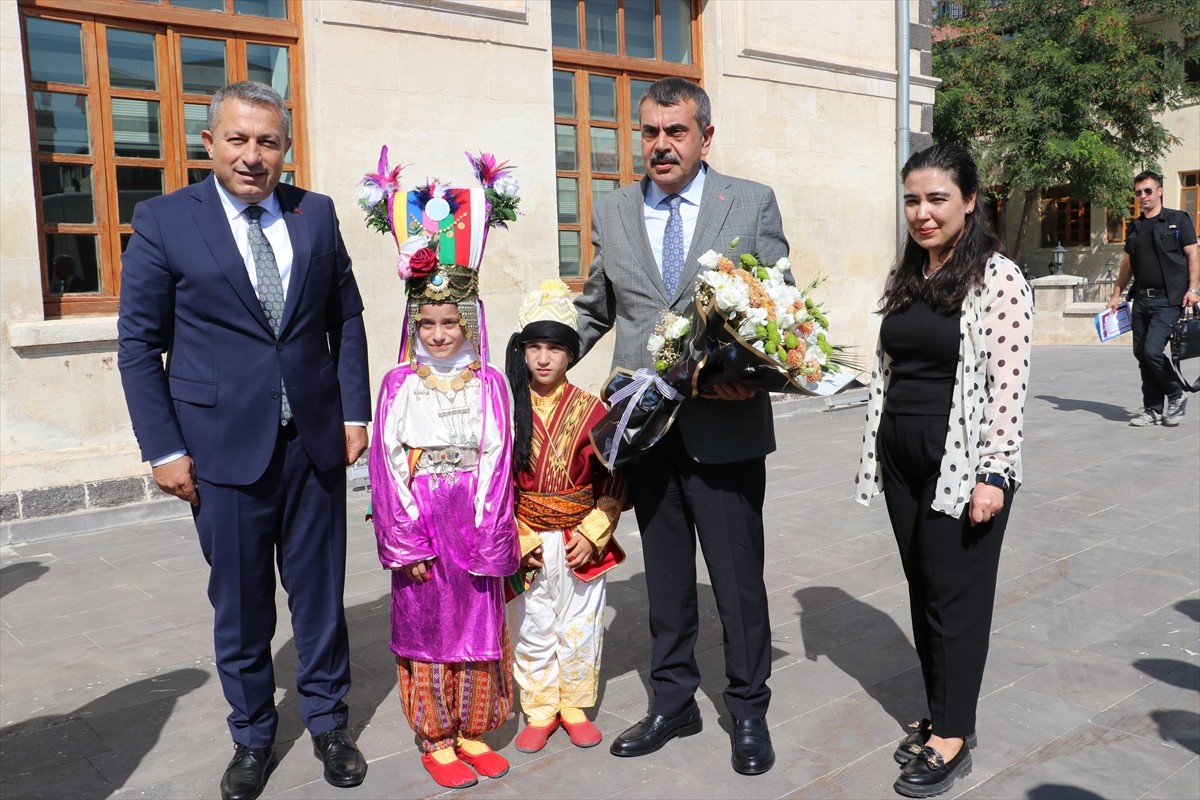 Milli Eğitim Bakanı Yusuf Tekin (sağ 2), çeşitli temaslarda bulunmak üzere geldiği Kilis'te...