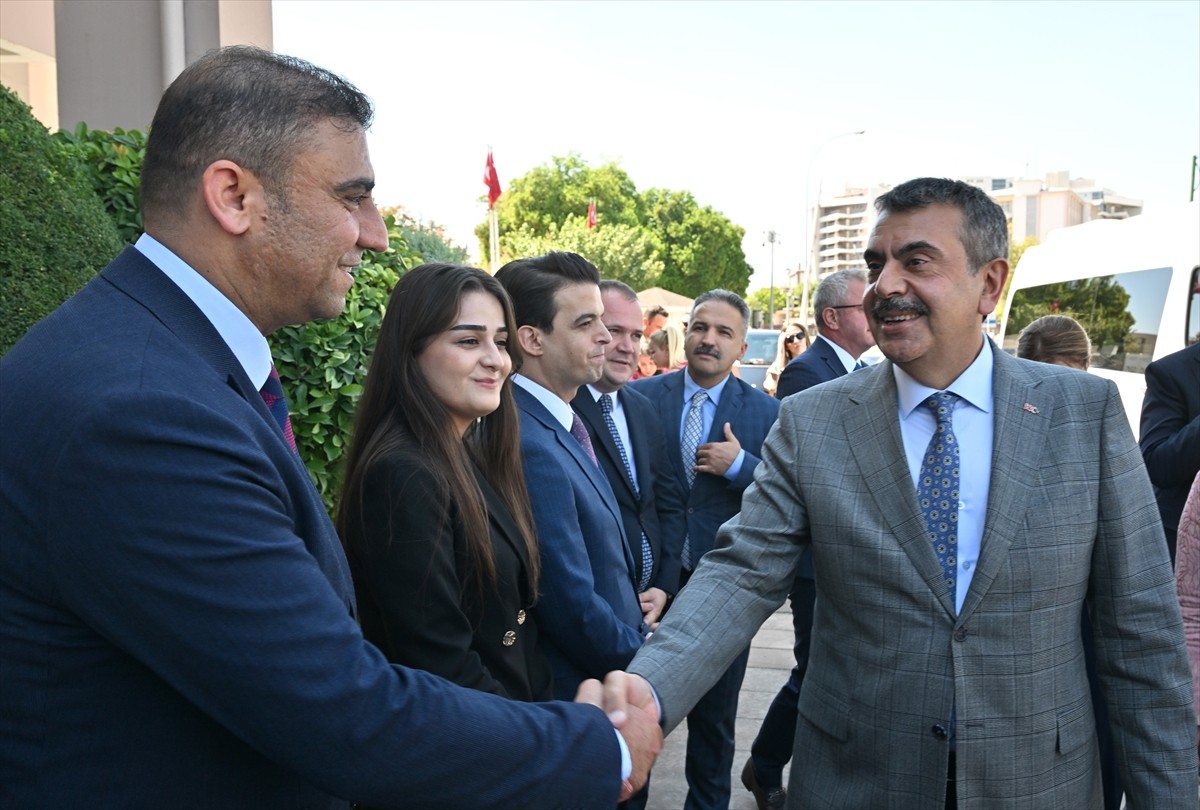 Milli Eğitim Bakanı Yusuf Tekin (sağ 2), Gaziantep'teki programı kapsamında, Valiliği ziyaret...