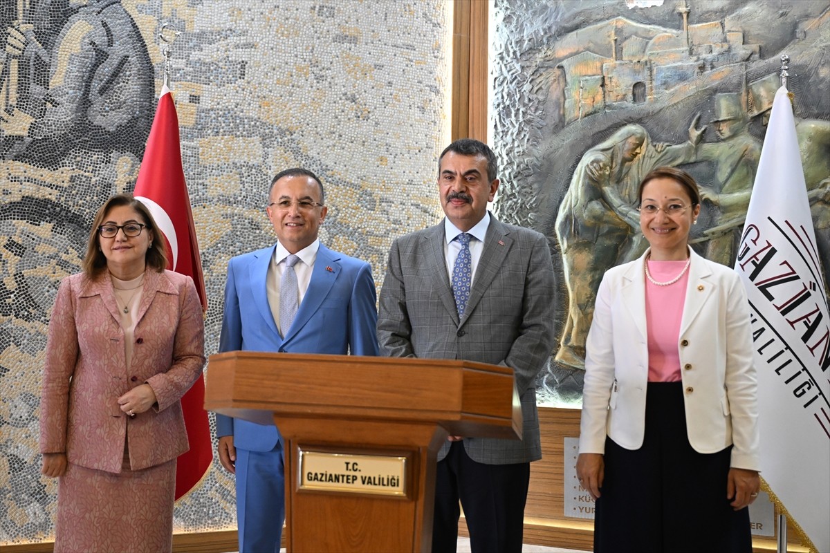 Milli Eğitim Bakanı Yusuf Tekin (sağ 2), Gaziantep'teki programı kapsamında, Valiliği ziyaret...