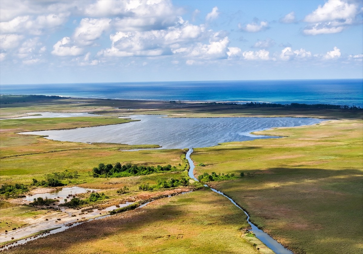 Samsun'un Terme ilçesinde bulunan ve Amazon Tabiat Parkı'nı da barındıran Gölardı Simenlik Gölü...