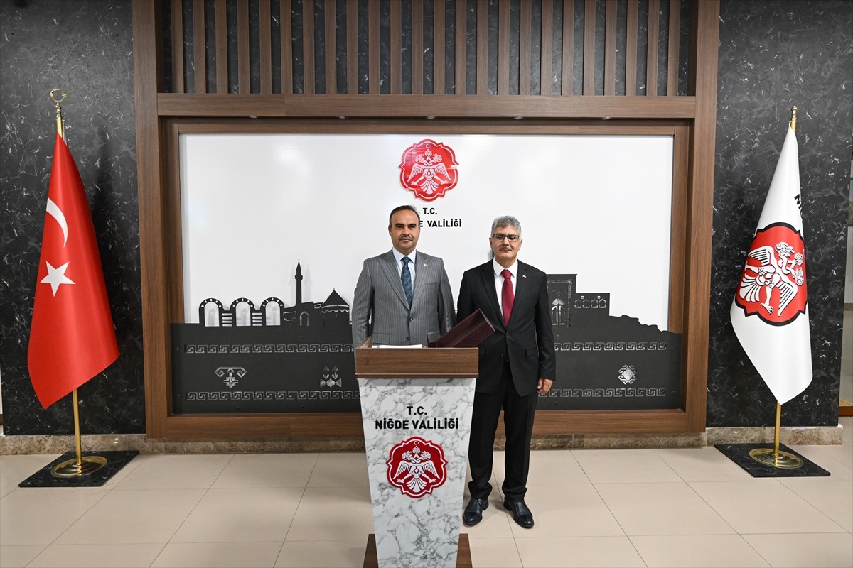 Sanayi ve Teknoloji Bakanı Mehmet Fatih Kacır (solda), Niğde'deki programı kapsamında Valiliği...