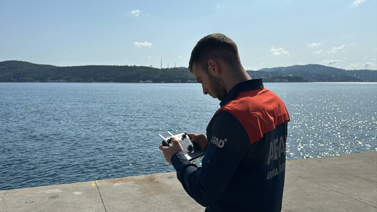 Sarıyer'de tekne batması sonucu denizde kaybolan kişiyi arama çalışmaları devam ediyor.