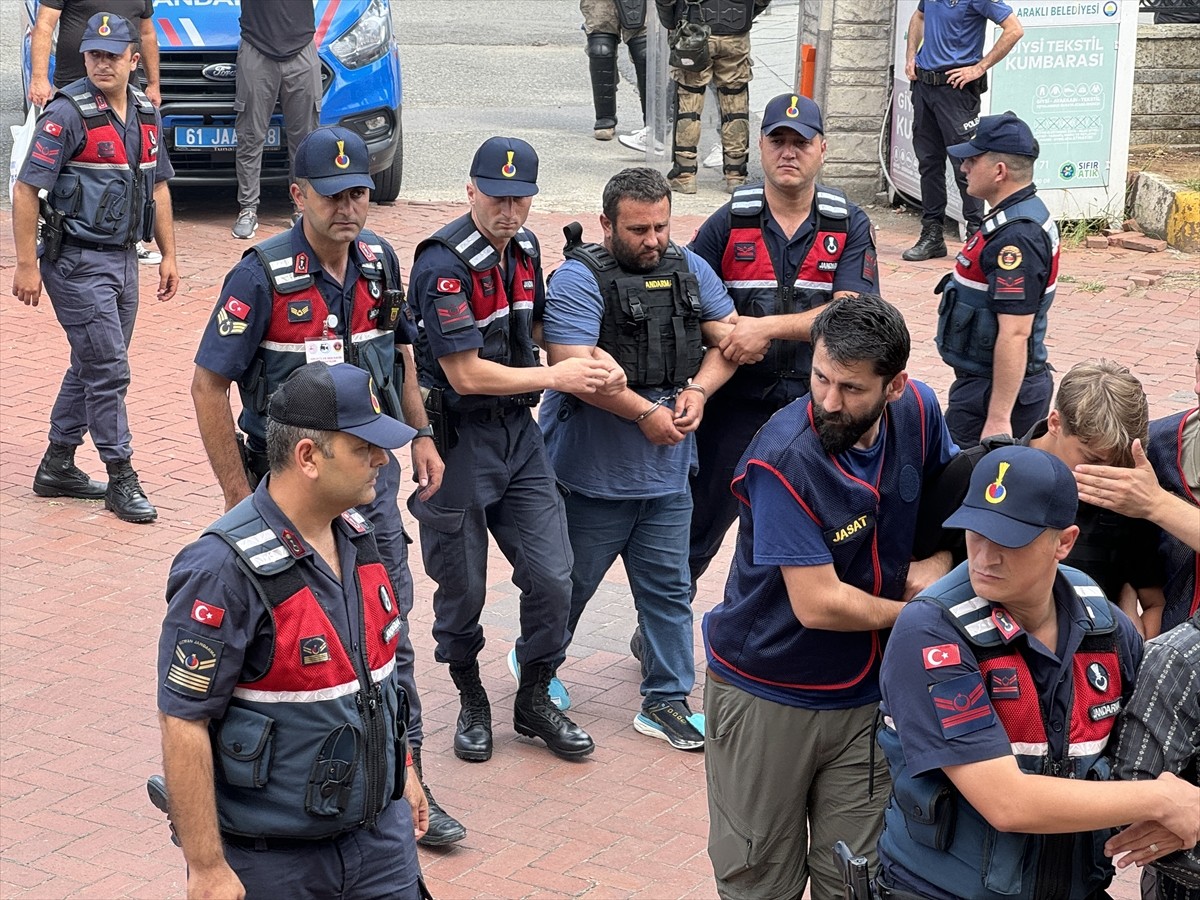 Trabzon'un Araklı ilçesinde, yangın çıkan evde cesedi bulunan 3 kişinin bıçaklanarak...