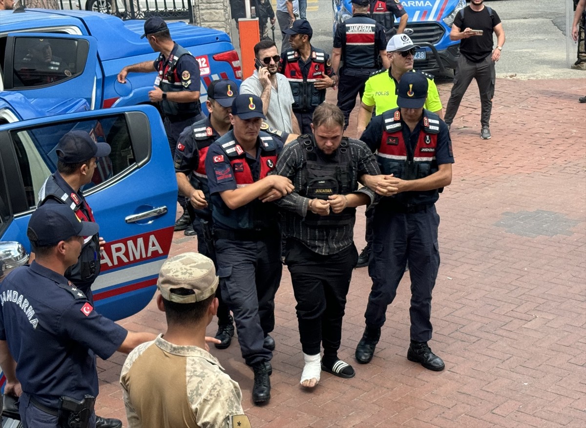 Trabzon'un Araklı ilçesinde, yangın çıkan evde cesedi bulunan 3 kişinin bıçaklanarak...