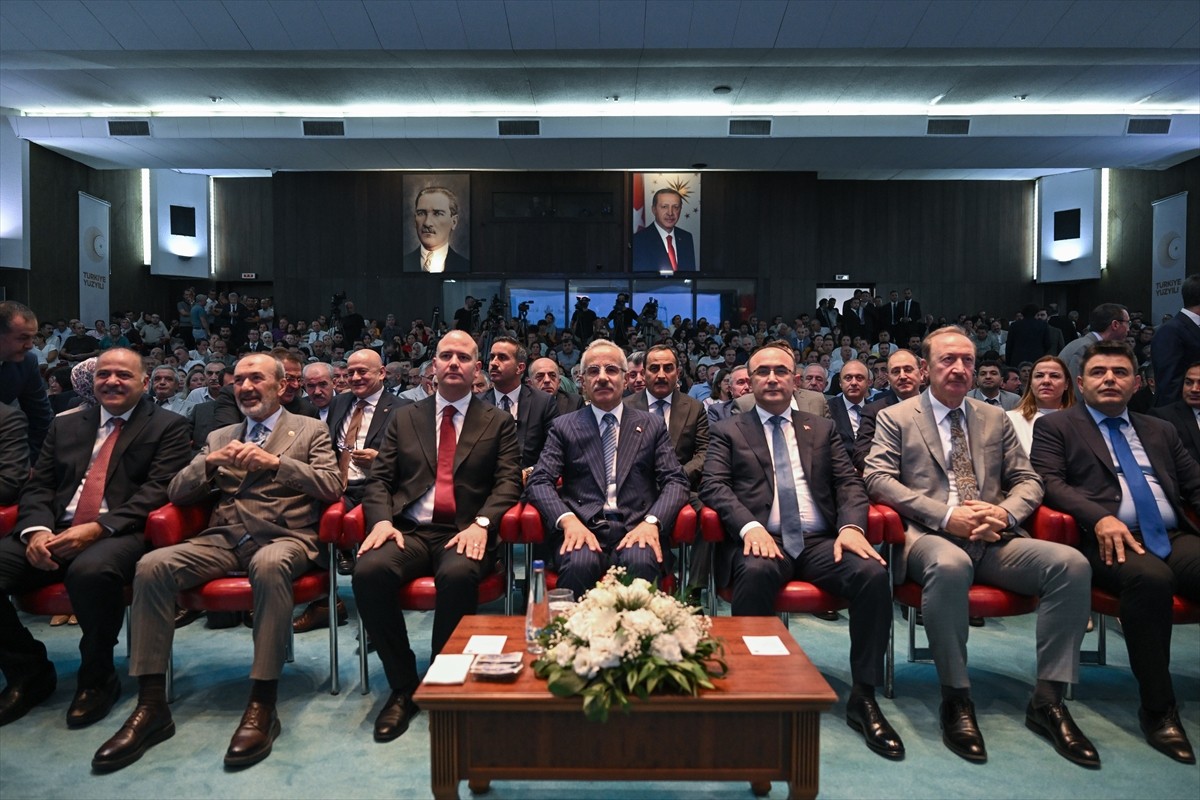 Ulaştırma ve Altyapı Bakanı Abdulkadir Uraloğlu (ortada), Karayolları Genel Müdürlüğünde...