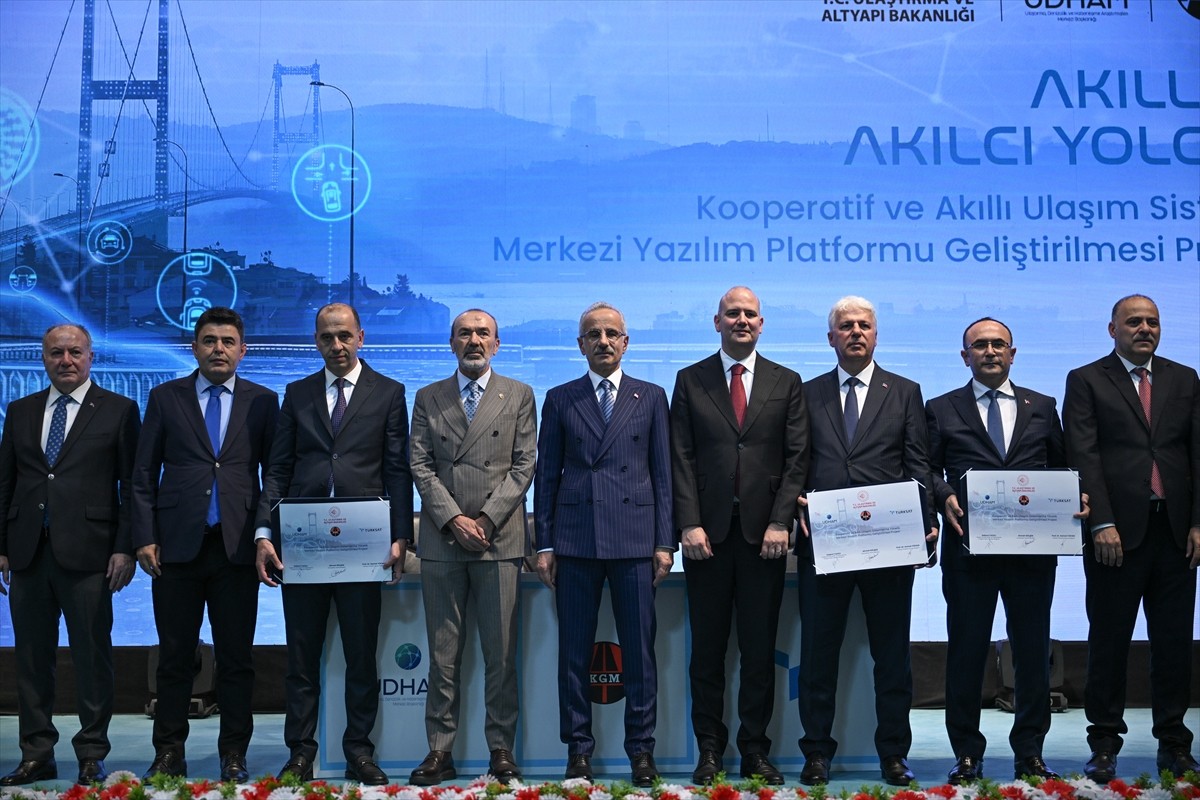 Ulaştırma ve Altyapı Bakanı Abdulkadir Uraloğlu (ortada), Karayolları Genel Müdürlüğünde...