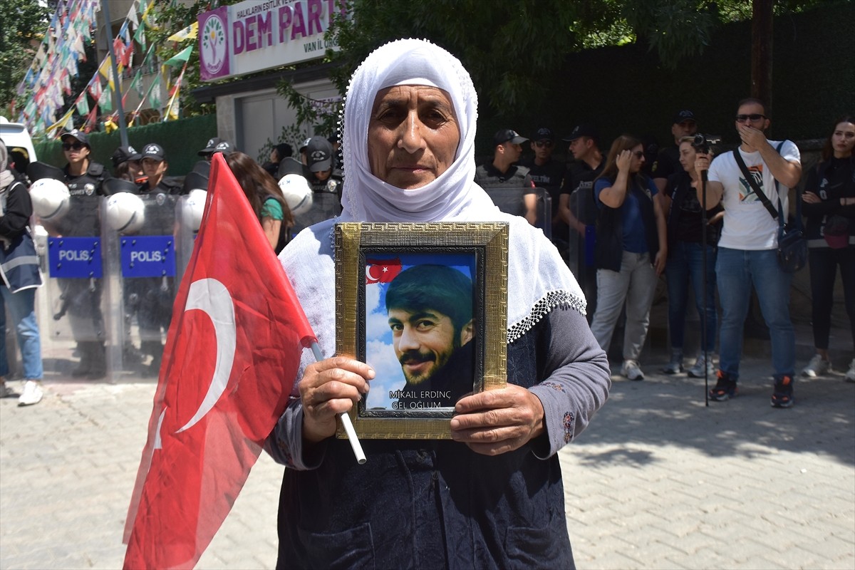 Van'da çocukları dağa kaçırılan aileler, Halkların Eşitlik ve Demokrasi Partisi (DEM Parti) İl...