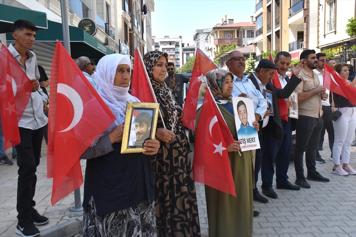 Van'da çocukları dağa kaçırılan aileler, Halkların Eşitlik ve Demokrasi Partisi (DEM Parti) İl...