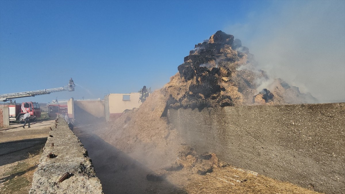 Amasya'nın Suluova ilçesinde bir samanlıkta meydana gelen yangında 80 ton saman yandı. İtfaiye...