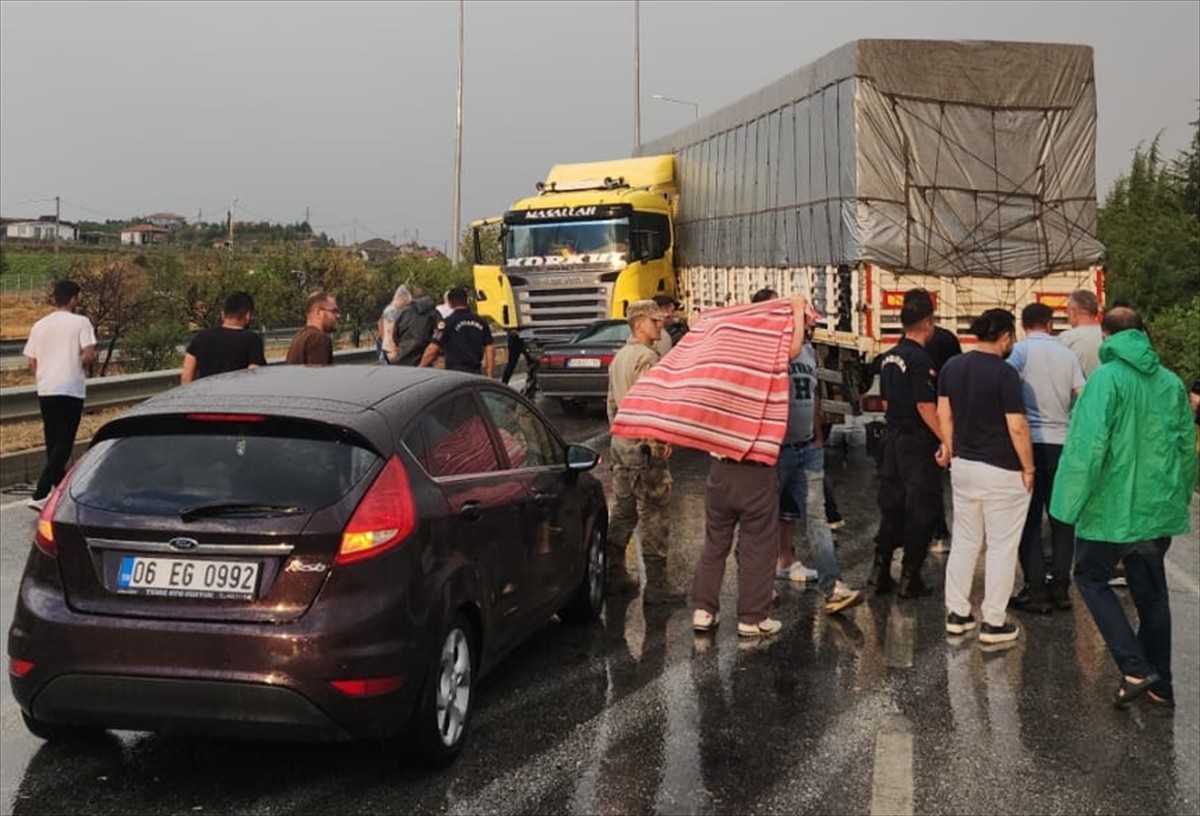 Çorum'un Sungurlu ilçesinde tırla otomobilin çarpışması sonucu 4 kişi yaralandı.