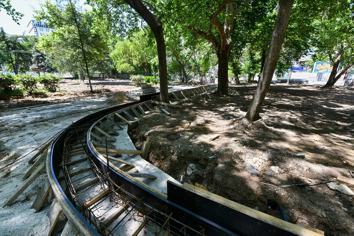 Cumhuriyet tarihinin Ankara'daki ilk parkı olan Güvenpark'ta Ankara Büyükşehir Belediyesinin...