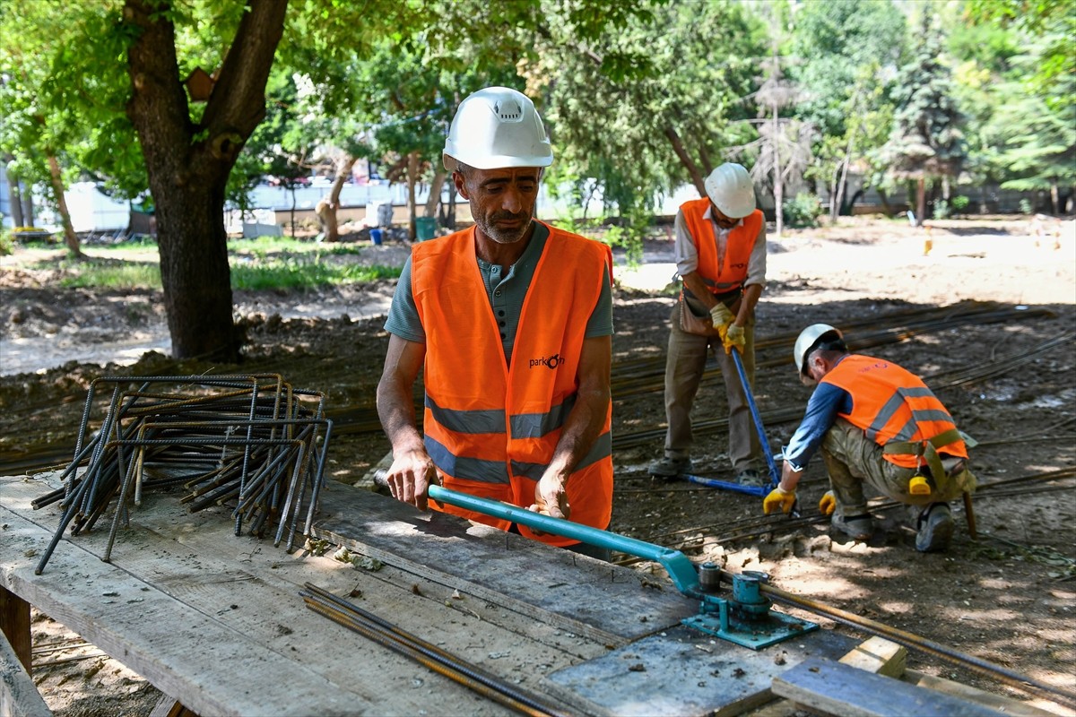 Cumhuriyet tarihinin Ankara'daki ilk parkı olan Güvenpark'ta Ankara Büyükşehir Belediyesinin...