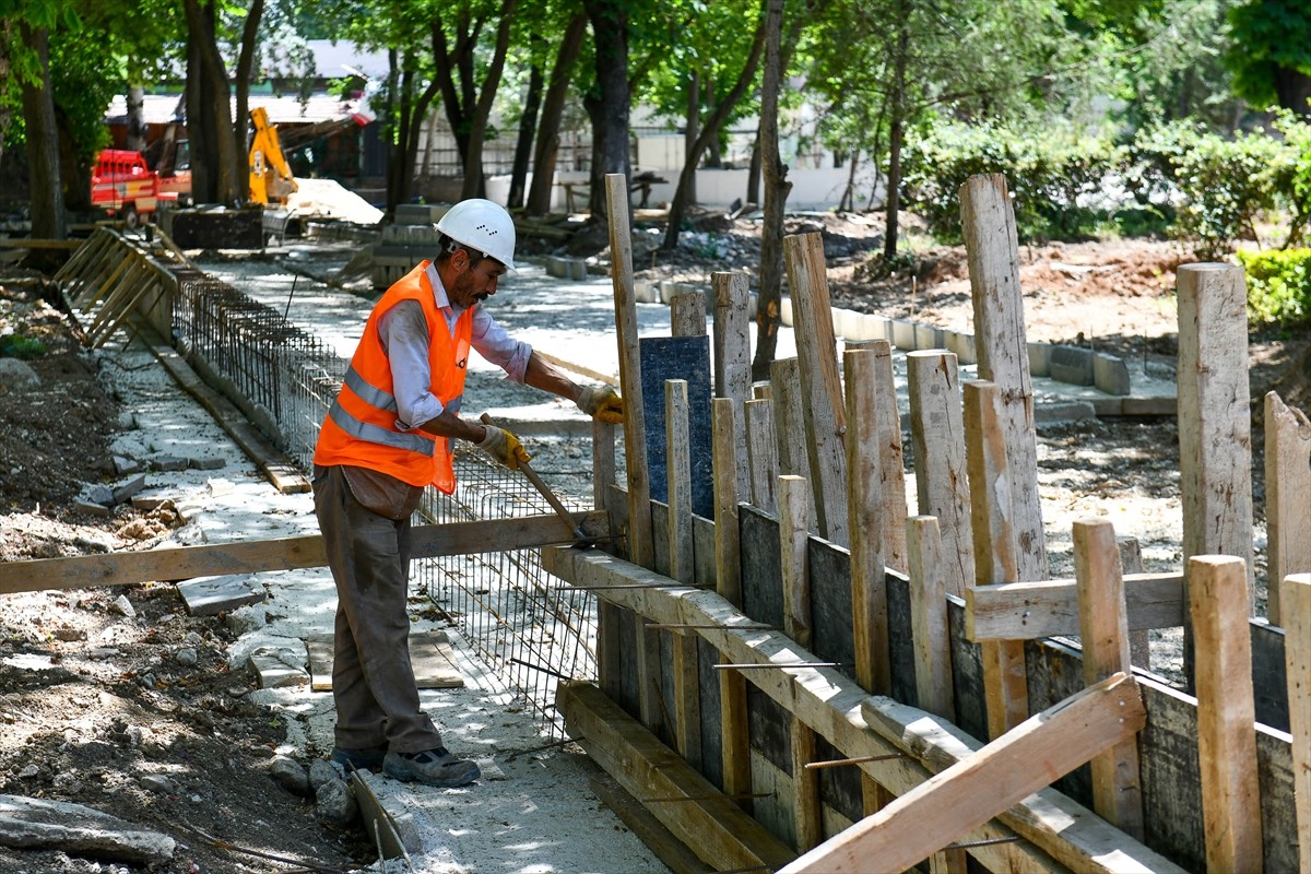 Cumhuriyet tarihinin Ankara'daki ilk parkı olan Güvenpark'ta Ankara Büyükşehir Belediyesinin...