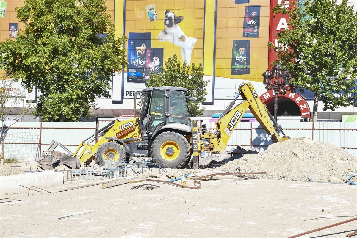 Cumhuriyet tarihinin Ankara'daki ilk parkı olan Güvenpark'ta Ankara Büyükşehir Belediyesinin...