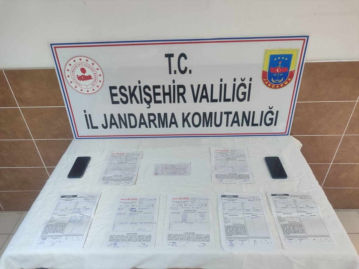 Eskişehir'de jandarma tarafından düzenlenen tefecilik operasyonunda 2 zanlı gözaltına...