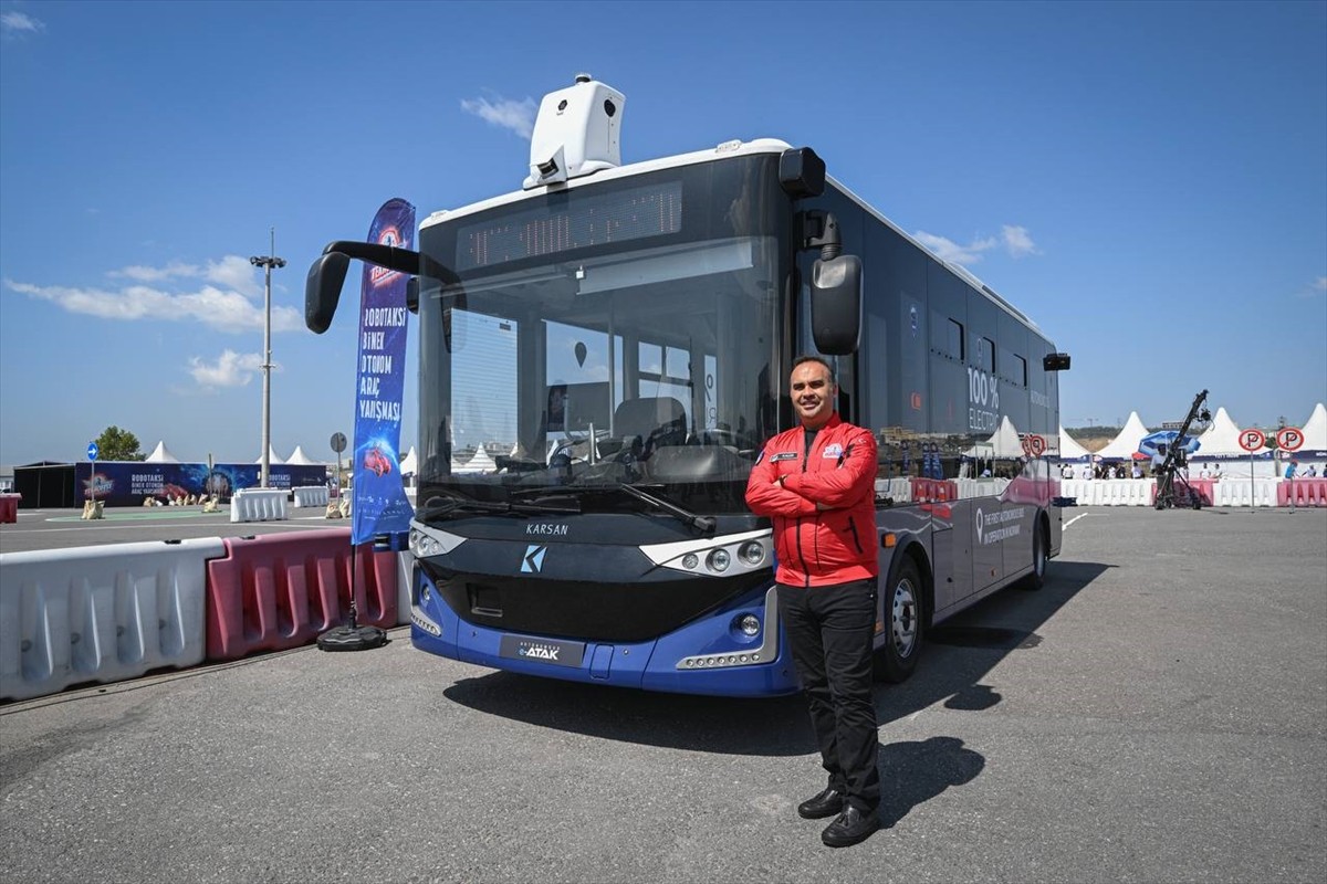 Havacılık, Uzay ve Teknoloji Festivali (TEKNOFEST) kapsamında düzenlenen Robotaksi Binek Otonom...