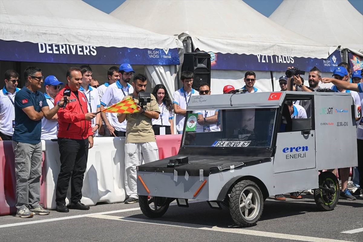 Havacılık, Uzay ve Teknoloji Festivali (TEKNOFEST) kapsamında düzenlenen Robotaksi Binek Otonom...