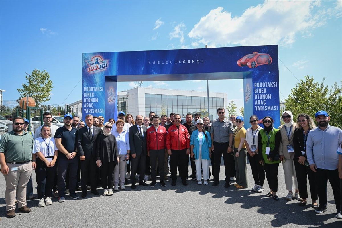 Havacılık, Uzay ve Teknoloji Festivali (TEKNOFEST) kapsamında düzenlenen Robotaksi Binek Otonom...