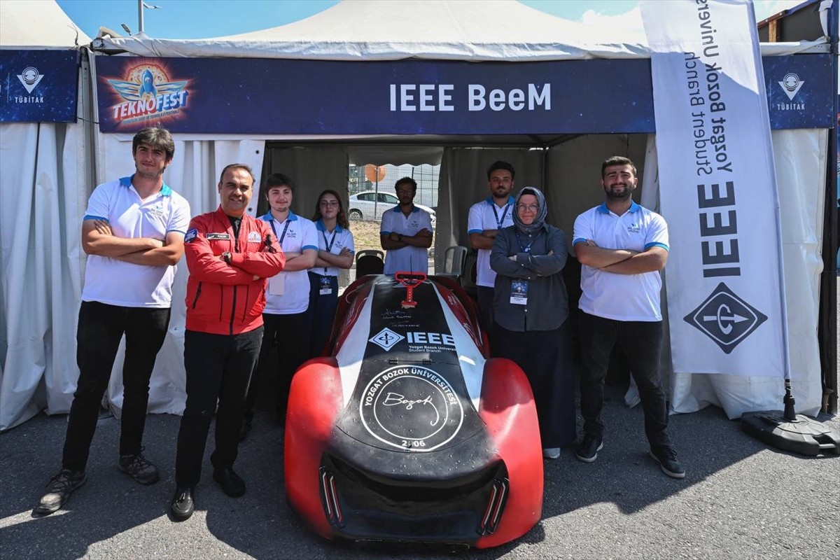 Havacılık, Uzay ve Teknoloji Festivali (TEKNOFEST) kapsamında düzenlenen Robotaksi Binek Otonom...