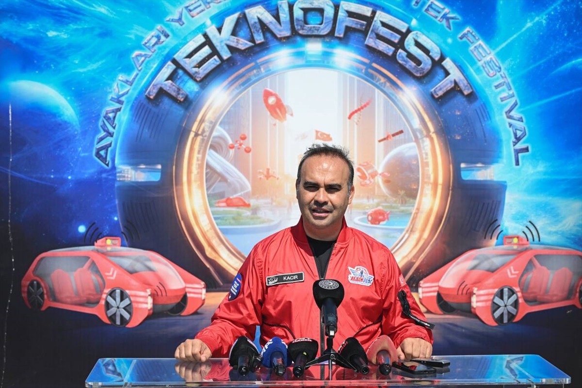 Havacılık, Uzay ve Teknoloji Festivali (TEKNOFEST) kapsamında düzenlenen Robotaksi Binek Otonom...