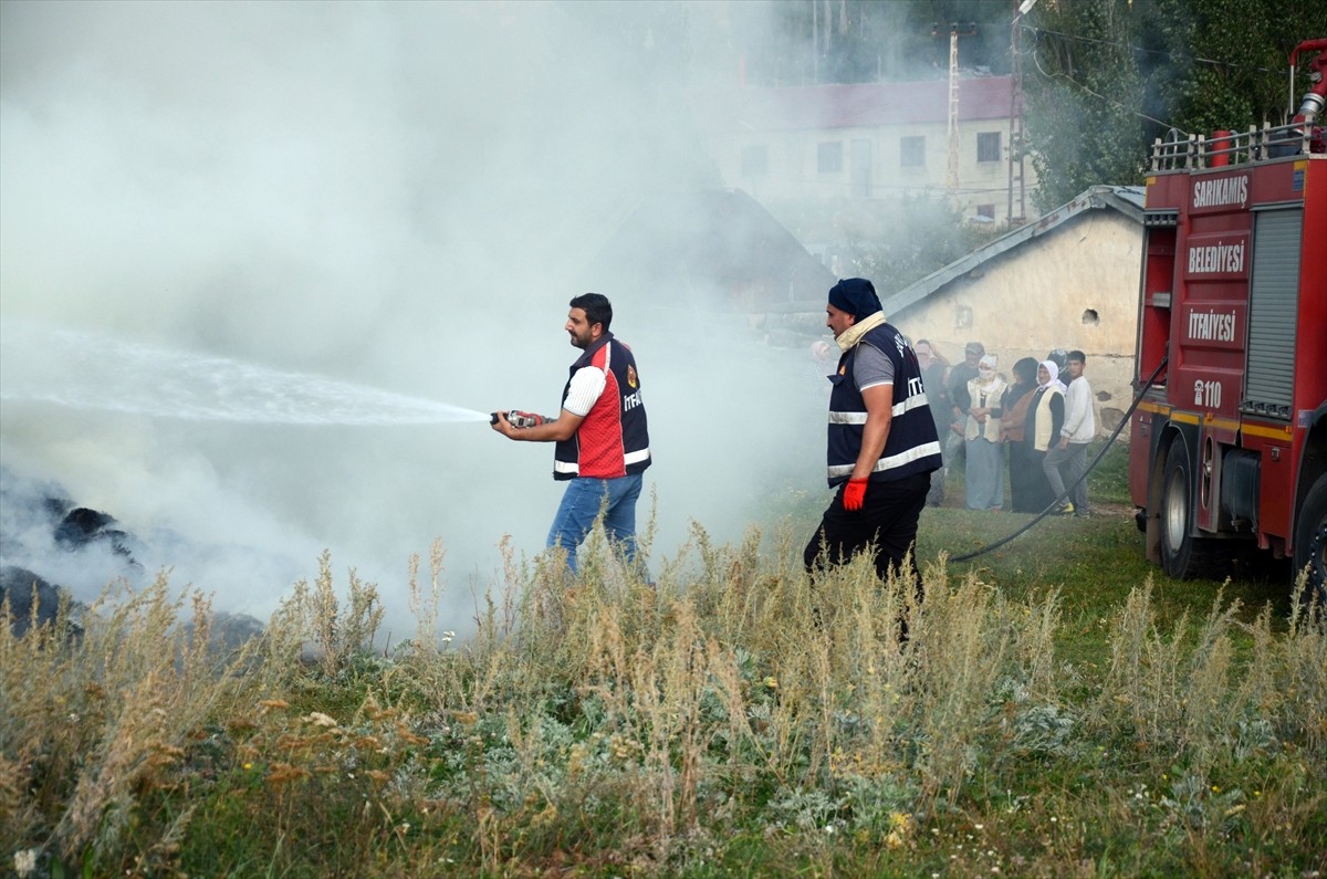 Kars'ın Sarıkamış ilçesinde, bir evin bahçesinde bulunan ot balyalarının tutuşması sonucu çıkan...