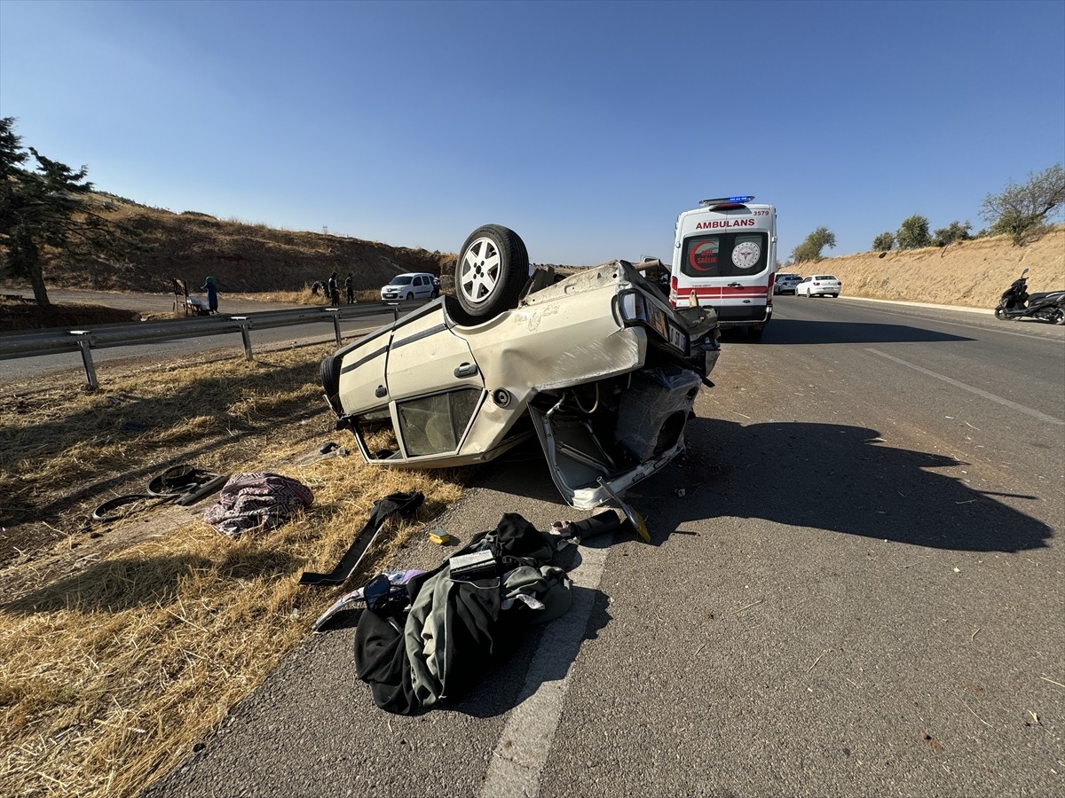 Kilis'te otomobilin devrilmesi sonucu sürücü ağır yaralandı. Kaza yerine 112 Acil Sağlık, jandarma...