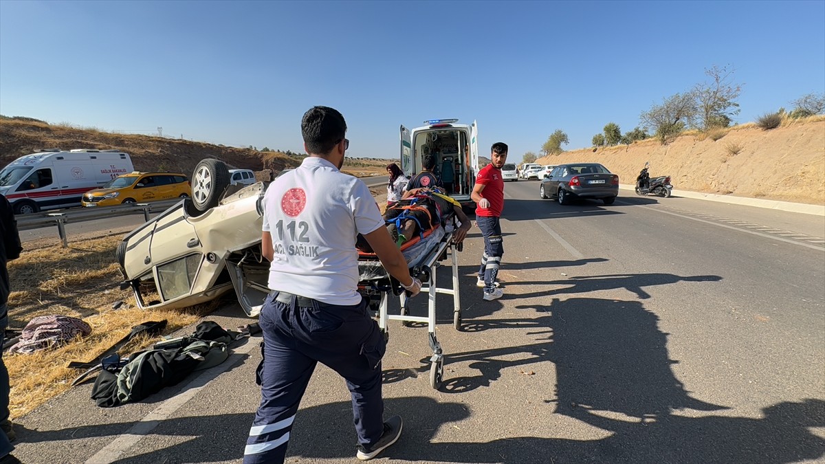 Kilis'te otomobilin devrilmesi sonucu sürücü ağır yaralandı. Kaza yerine 112 Acil Sağlık, jandarma...