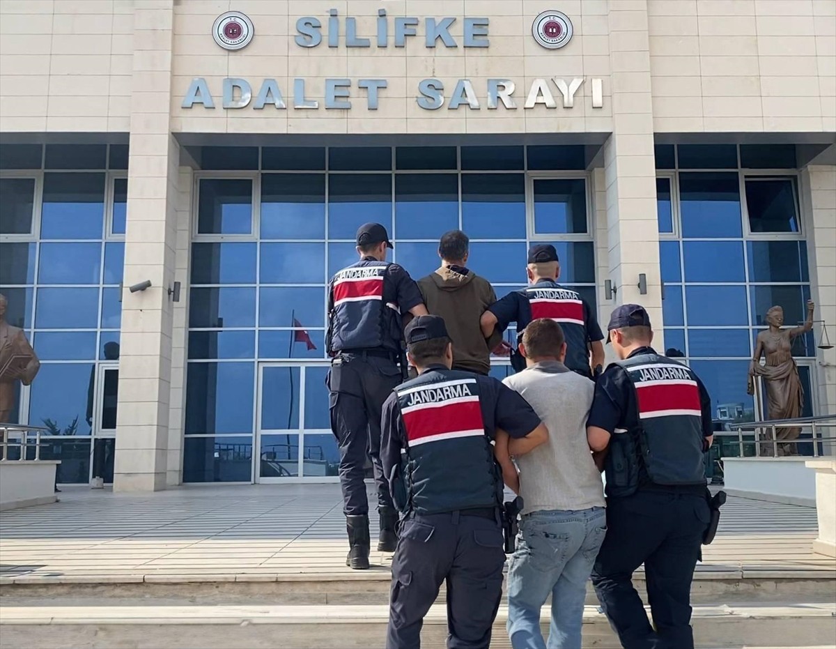 Mersin'in Silifke ilçesinde 15 Ağustos'ta, 4 noktada çıkan orman yangınlarıyla ilgili 2 şüpheli...