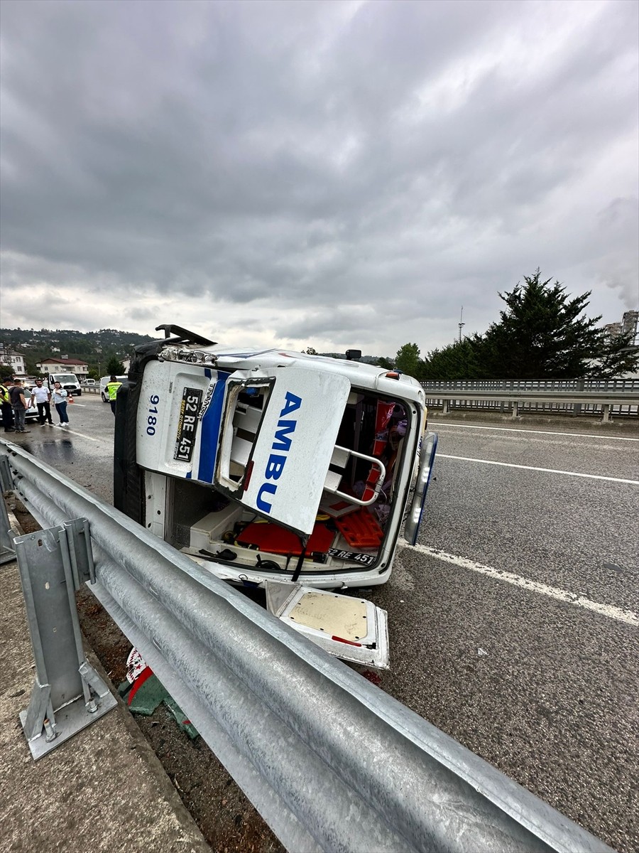 Ordu'da hasta nakli yapan ambulansın devrildiği kazada 4 kişi yaralandı.