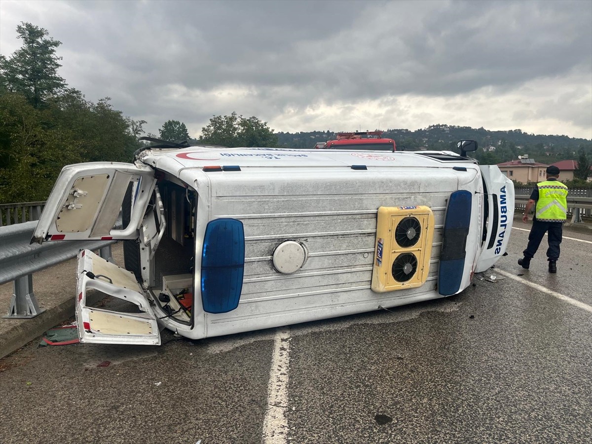 Ordu'da hasta nakli yapan ambulansın devrildiği kazada 4 kişi yaralandı.